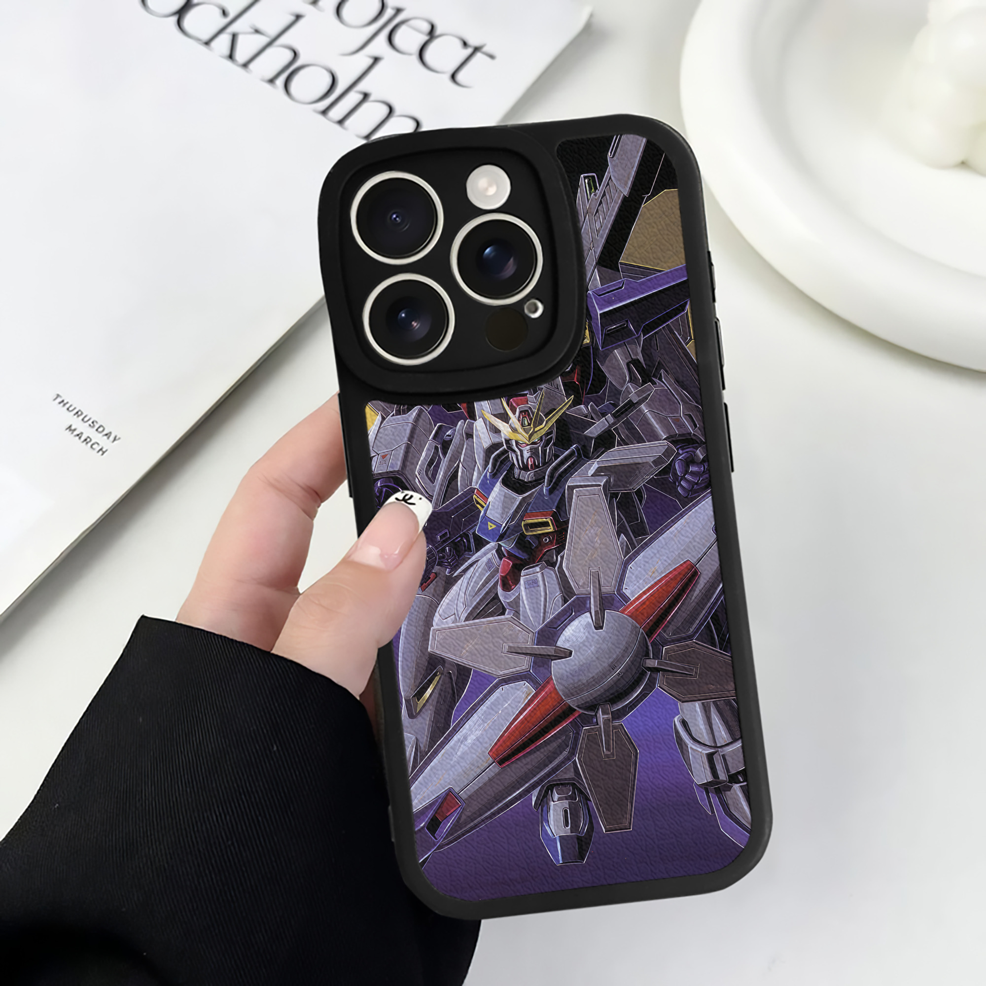 （画像用） 機動戦士ガンダム Mobile Suit Gundam 【iPhone 16シリーズ対応】シリコンスマホケース（レザー調） 材質：シリコン